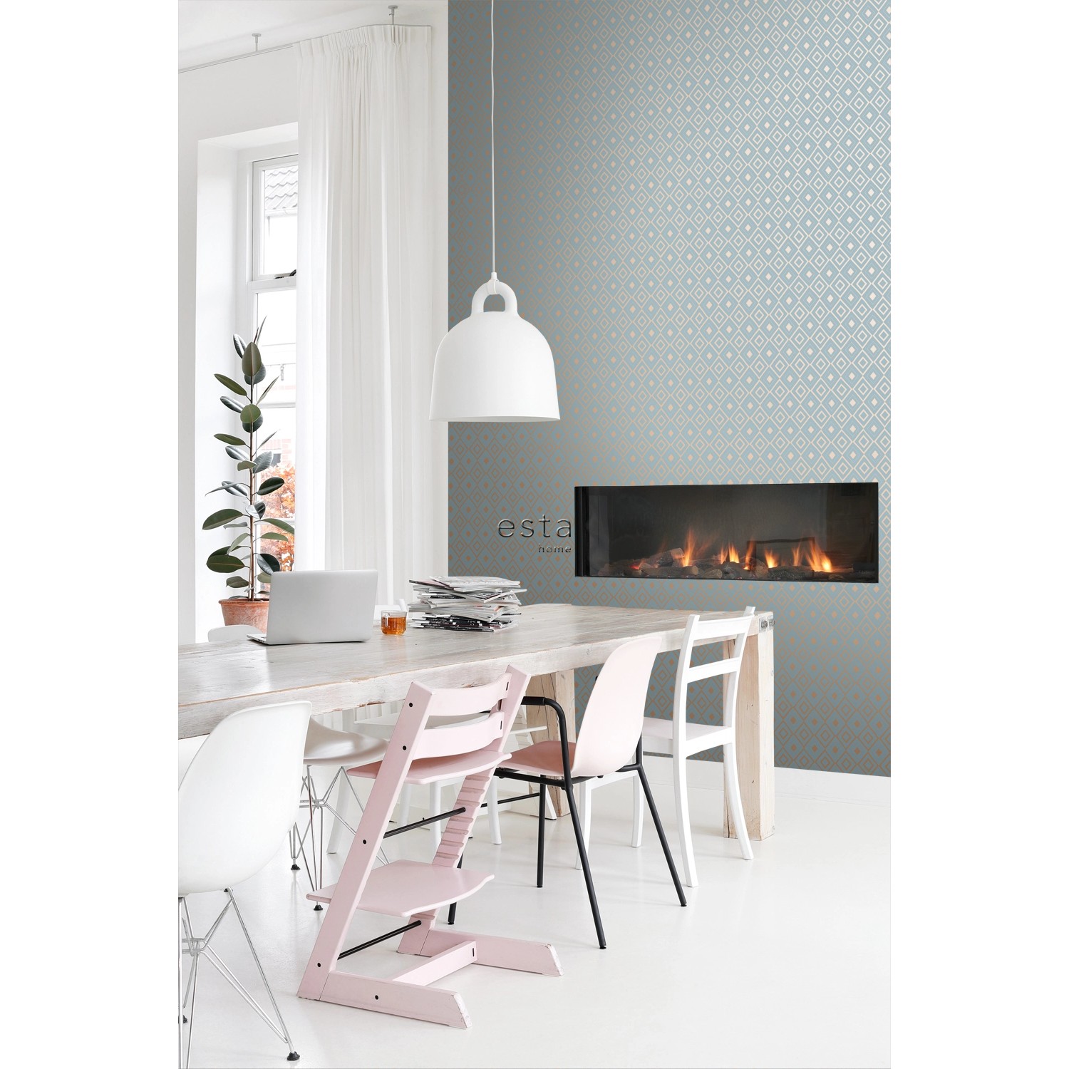 ESTAhome Vliestapete Karomuster blau-kupferbraun im Wohnraum mit Kamin.