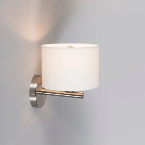 Moderne Wandleuchte VT von QAZQA mit weißem Schirm und Stahl-Elementen.