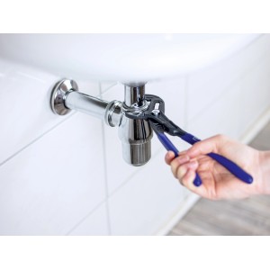 LUX Wasserpumpenzange MX Comfort 300 mm im Einsatz an einem Siphon.