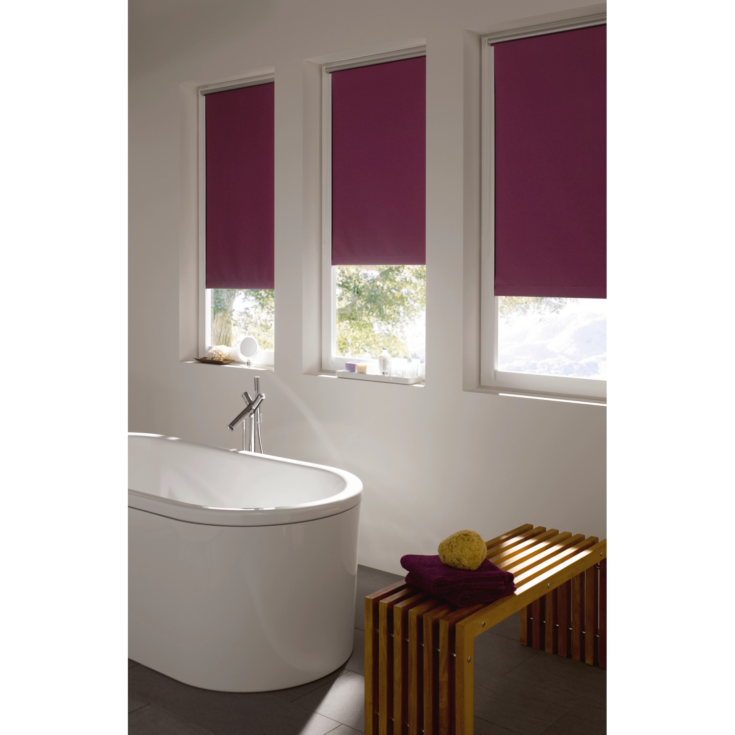 Lila Gardinia EasyFix Thermo Rollo, 100x150 cm, in modernem Badezimmer mit Badewanne und Fenster.