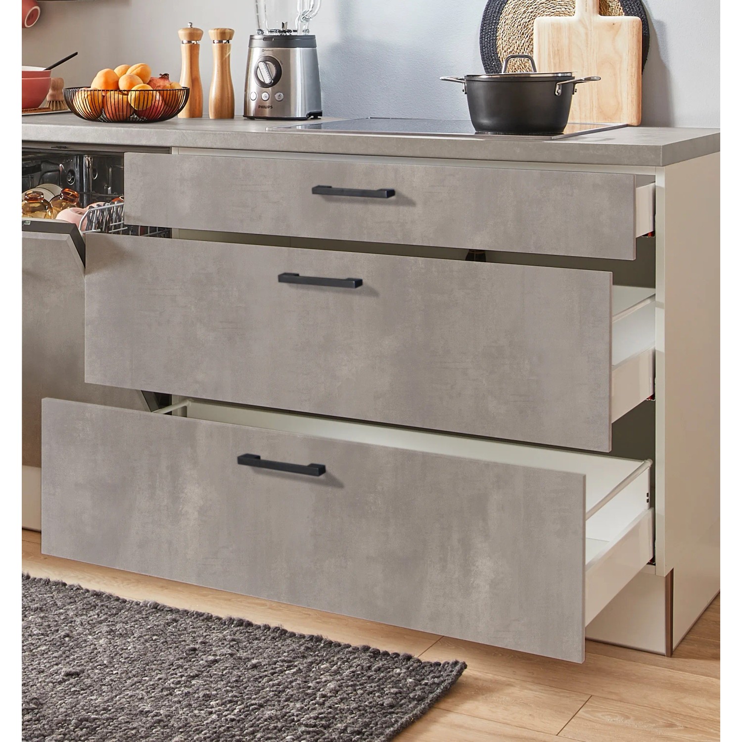 pino Küchenzeile, 250 cm, Beton Perlgrau, mit offenen Schubladen und schwarzen Griffen.