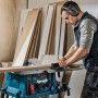 Bosch Professional GTS 254 Tischkreissäge im Einsatz mit Anwender.