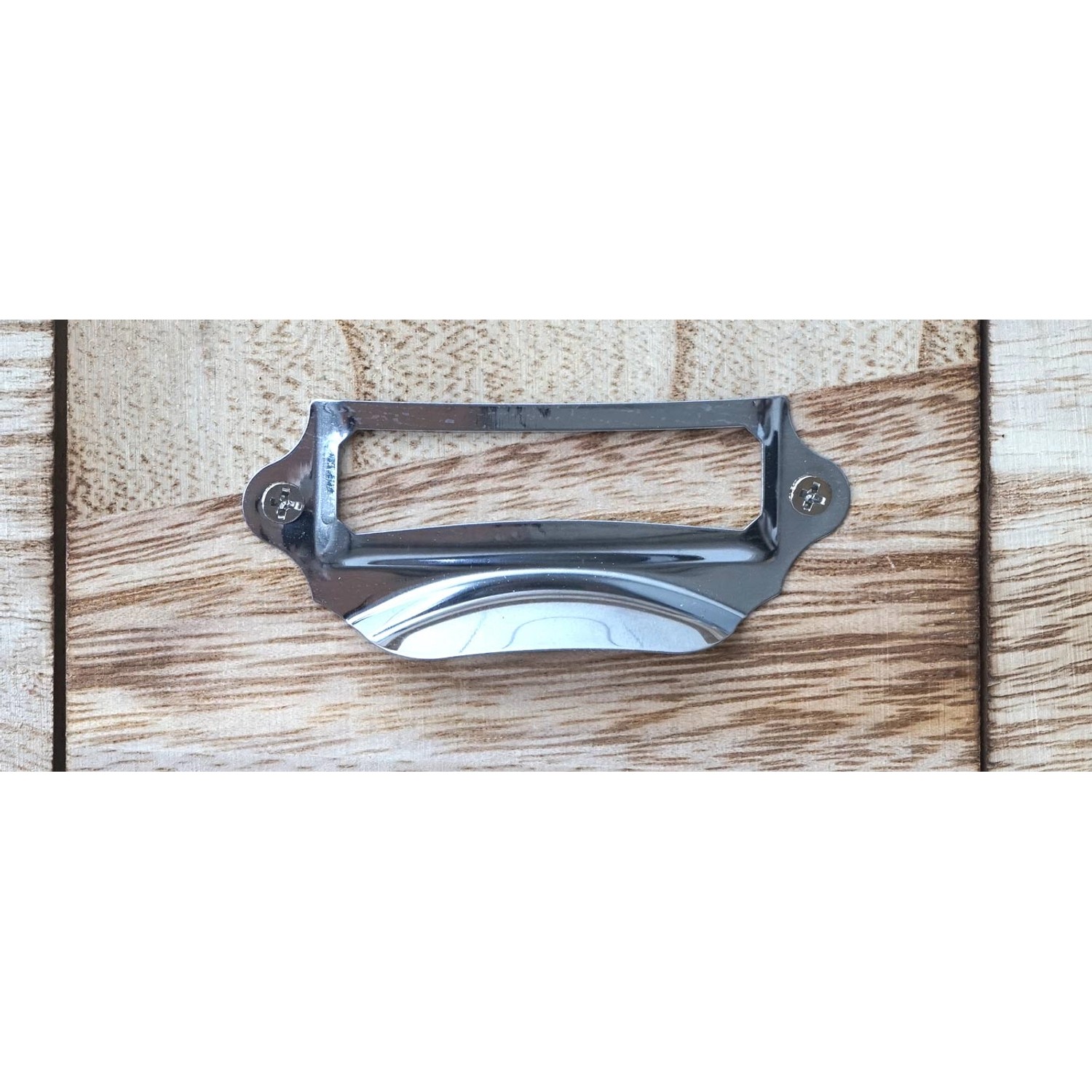 Detailaufnahme: Schublade des Küchenregals MCW C49 aus Paulowniaholz mit Metalleinfassung.