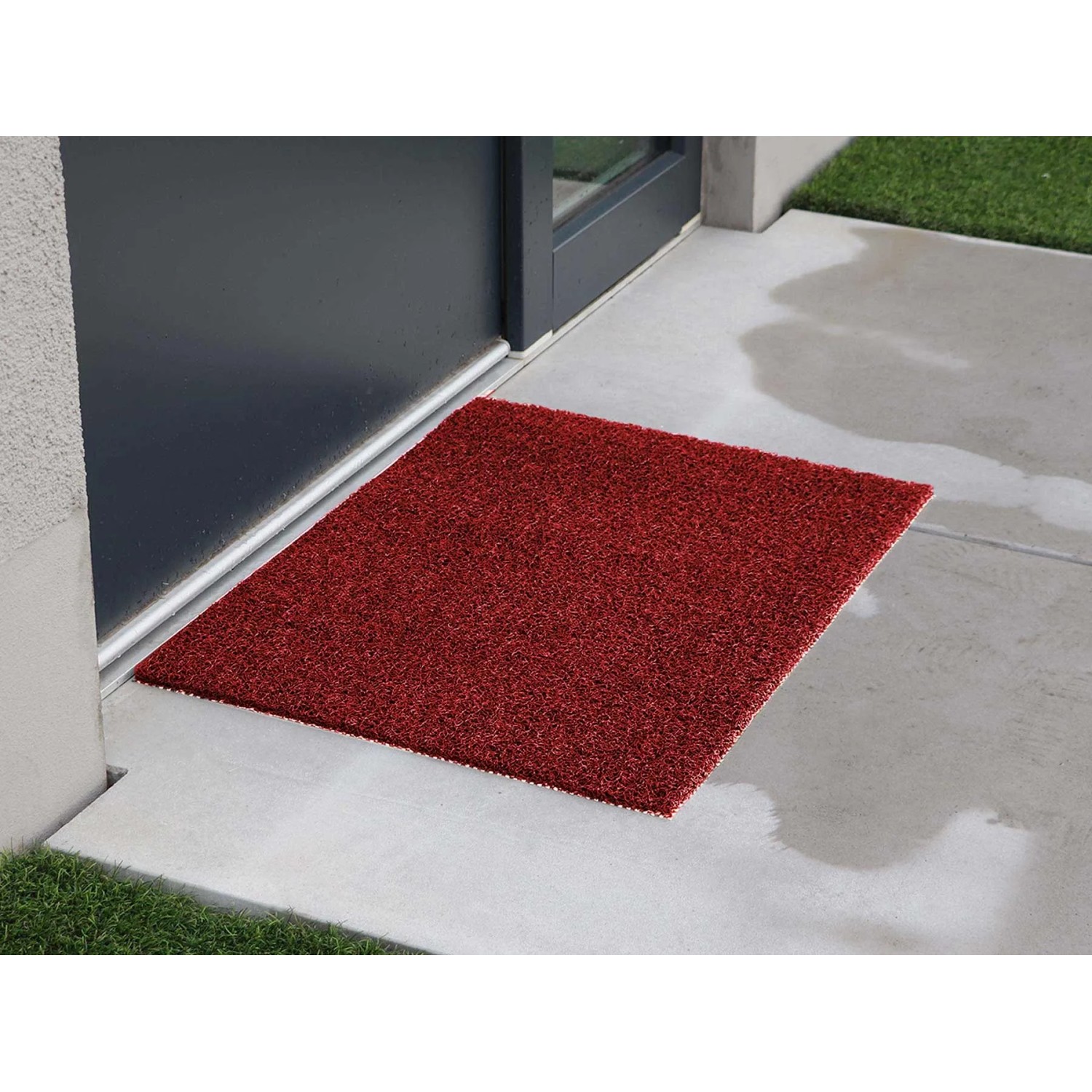 Rote Primaflor Spaghettimatte Lorenzo 60x90 cm vor einer Tür. Fußmatte mit rutschhemmender Oberfläche.