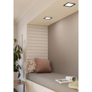 Zwei schwarze Eglo Fueva 5 LED-Einbauspots in Decke über Sitzecke mit Kissen und Deko.