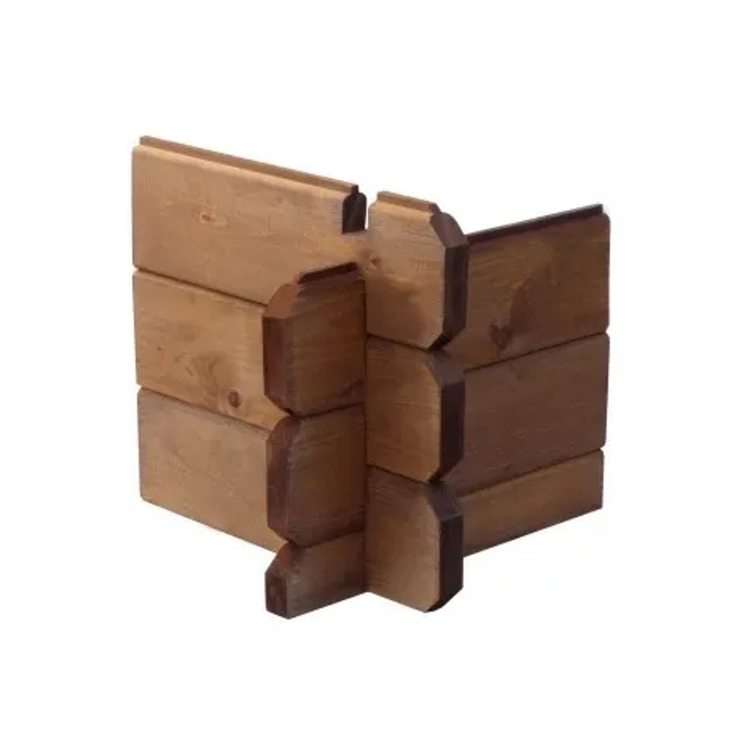 Detailansicht einer Ecke des imprägnierten Altanka Gartenhauses aus Holz, Blockbohlenkonstruktion.