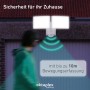Weißer Oktaplex LED Außenstrahler mit Bewegungsmelder an Hauswand.