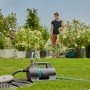 Gardena Gartenpumpe 4200 Silent Set mit Schlauch und Zubehör im Garten.