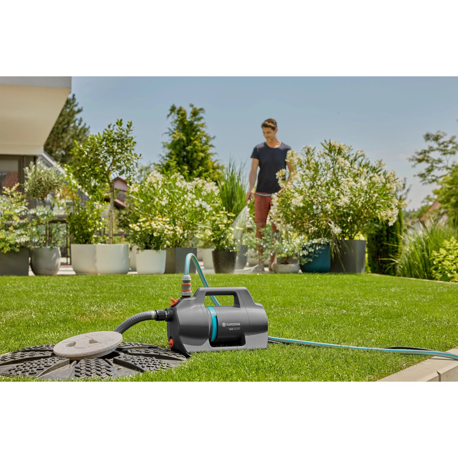 Gardena Gartenpumpe 4200 Silent Set mit Schlauch und Zubehör im Garten.