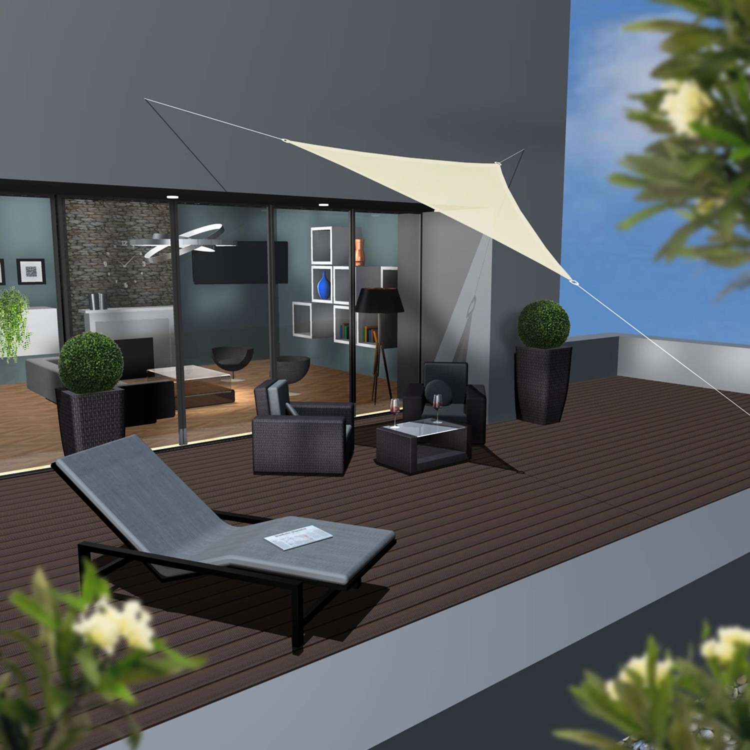 Beiges AMANKA Dreieck Sonnensegel 3x3x3m über einer Terrasse mit Gartenmöbeln.