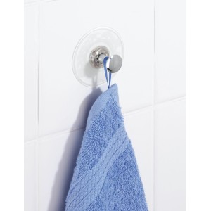 Wenko Saughaken Arezzo Chrom mit blauem Handtuch an weißen Fliesen. Handtuchhalter für Bad und Haushalt.