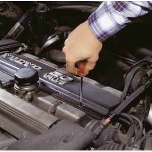 Anwendung einer LUX Sprengringzange am Motor eines Autos.