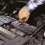 Anwendung einer LUX Sprengringzange am Motor eines Autos.