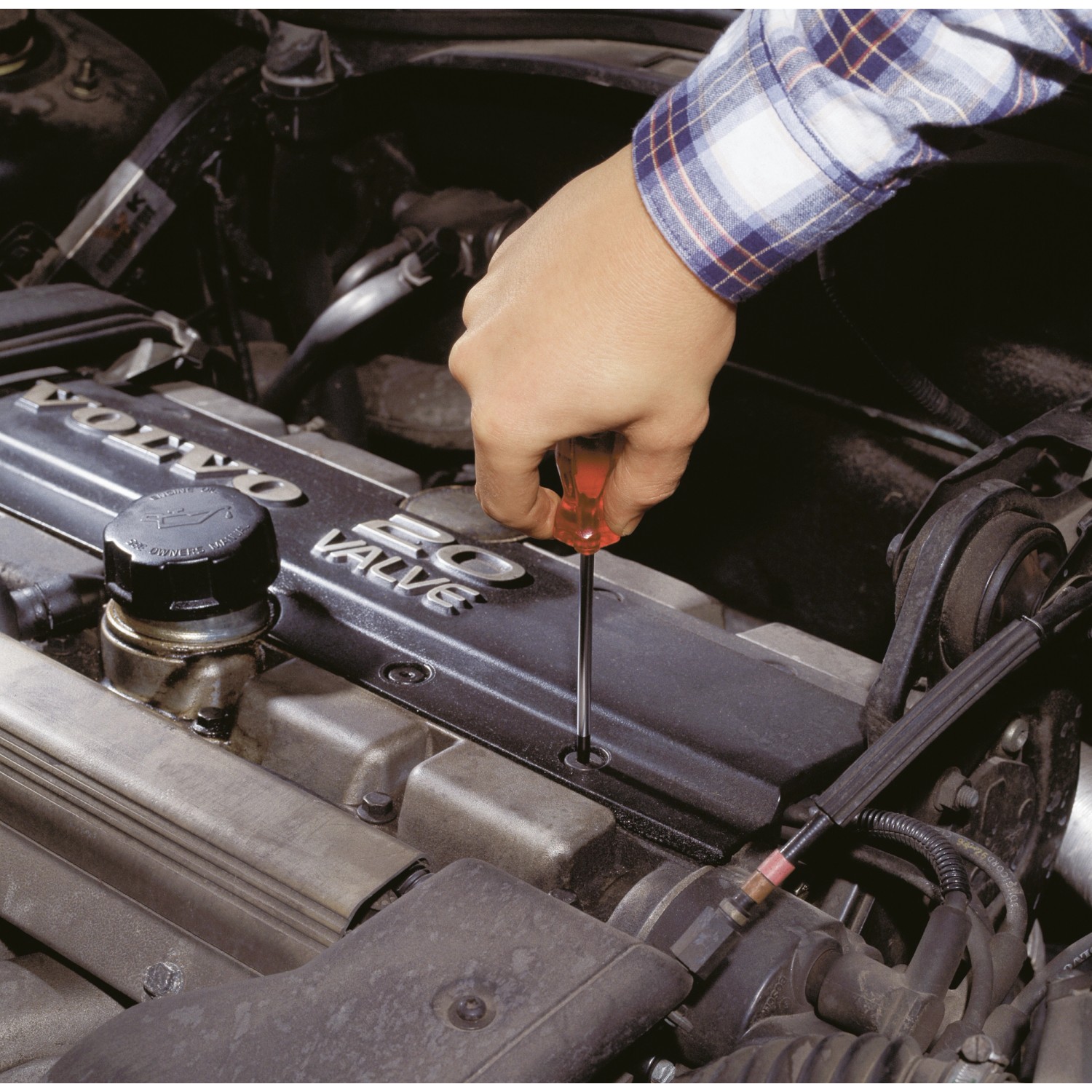 Anwendung einer LUX Sprengringzange am Motor eines Autos.