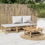 4-teiliges Garten-Lounge-Set aus Bambus mit hellgrauen Kissen.