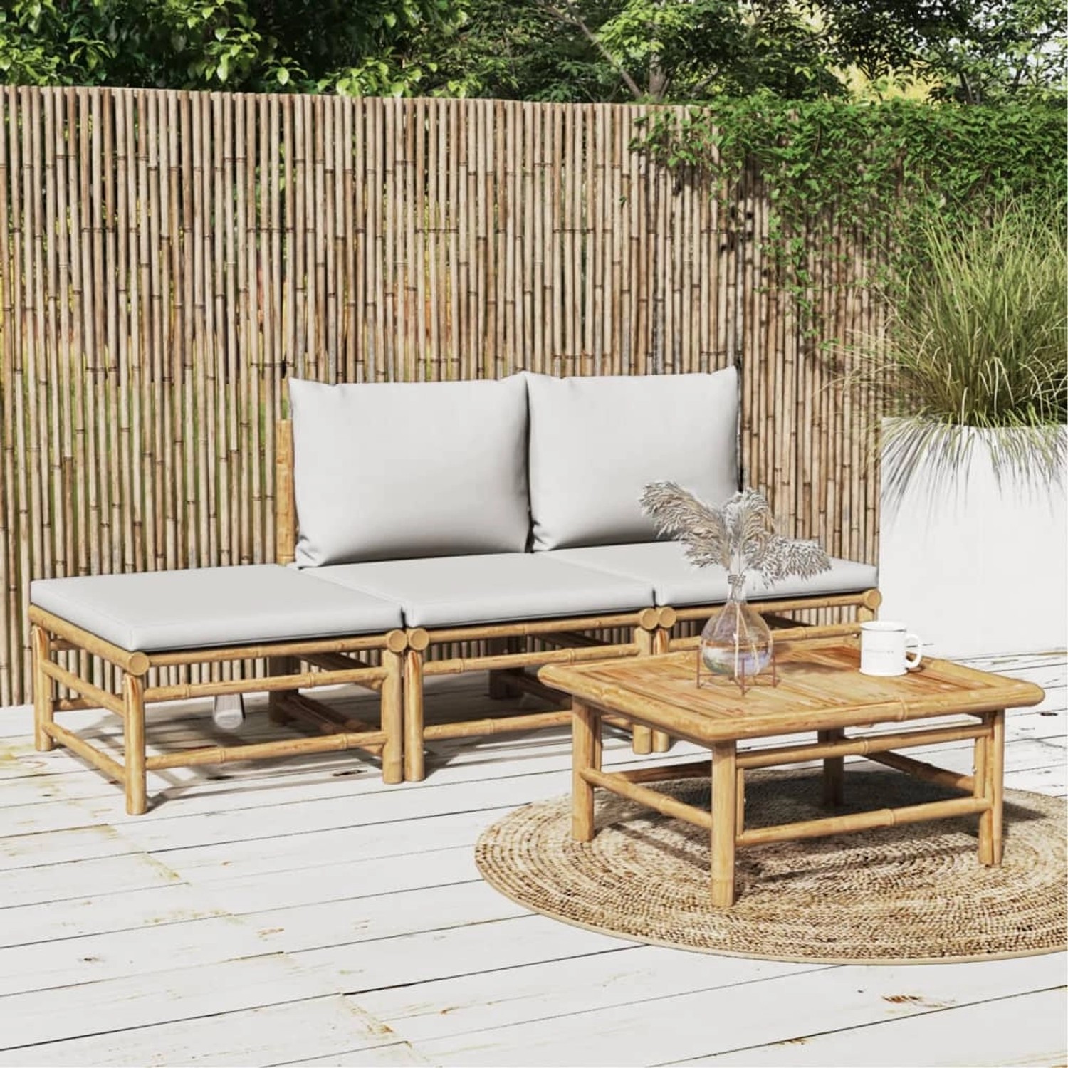 4-teiliges Garten-Lounge-Set aus Bambus mit hellgrauen Kissen.