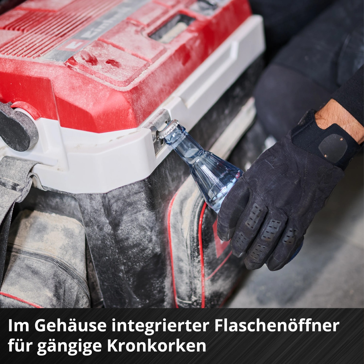 Einhell Akku-Kühlbox TE-COL 18/27 Li-Solo mit Flaschenöffner in Nutzung.