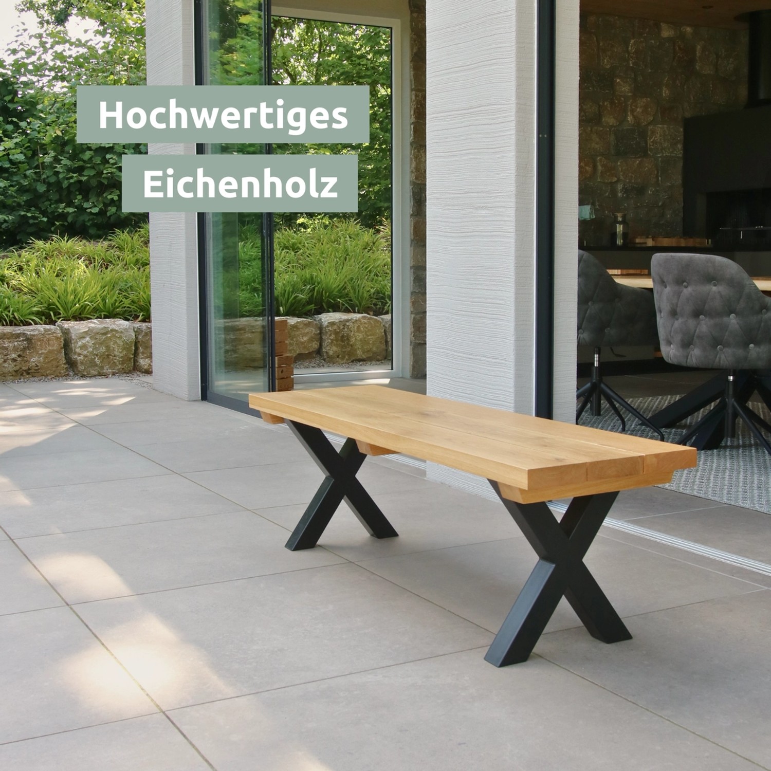 Holz4home Eichenbank für den Garten mit schwarzem Metallgestell.