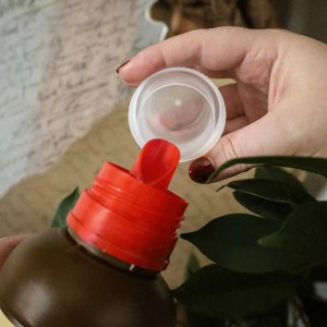 Geöffnete Flasche Dr.Soil Bio Grünpflanzendünger mit rotem Ausgießer und weißem Deckel.