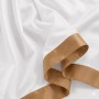 Weißes Baumwoll-Bettwäsche-Set für Doppelbett mit eleganter beiger Satin-Bordüre. Weicher Stoff, Detailansicht.
