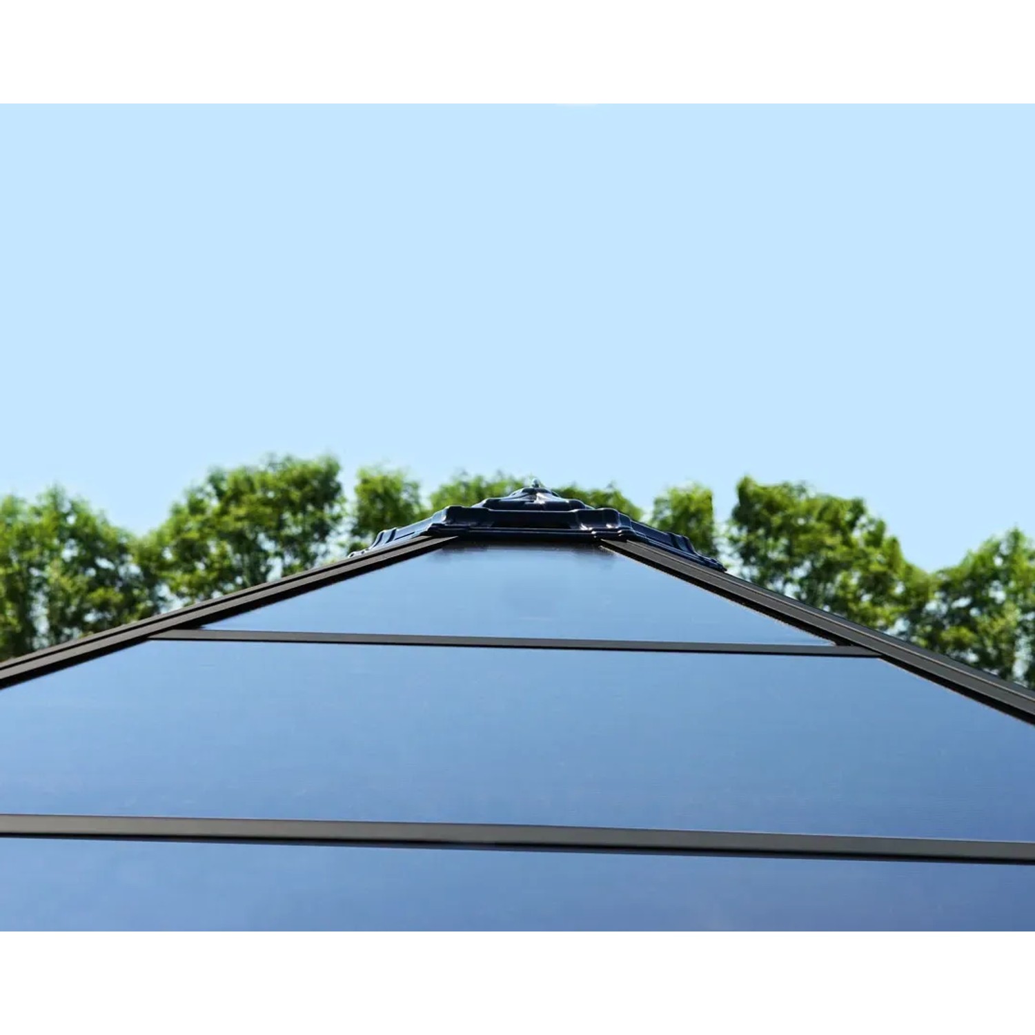 Detailaufnahme des anthrazitfarbenen Palram Canopia Gartenpavillons Roma, Fokus auf Dachkonstruktion.