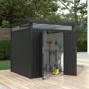 Anthrazitfarbenes Juskys Gerätehaus Luzern (5,3 m²) mit geöffneten Türen und Gartengeräten.