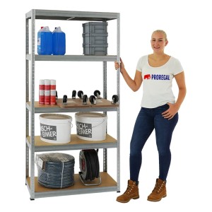 Verzinktes PROREGAL Schwerlastregal Slim Elephant mit 5 Ebenen und diversen Gegenständen. Eine Frau steht daneben.
