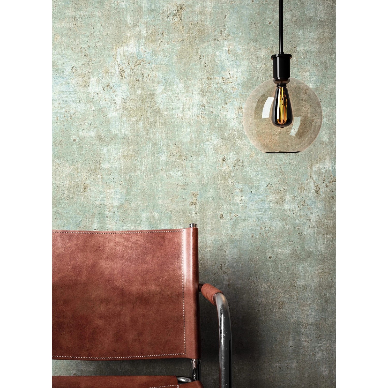Newroom Vliestapete Tyana Green Putz Modern: Grüne Wand mit strukturierter Betonoptik und goldenen Glanzakzenten.