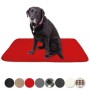 Bestlivings Tierdecke Lammflor rot, 60x80 cm mit sitzendem, schwarzem Labrador.