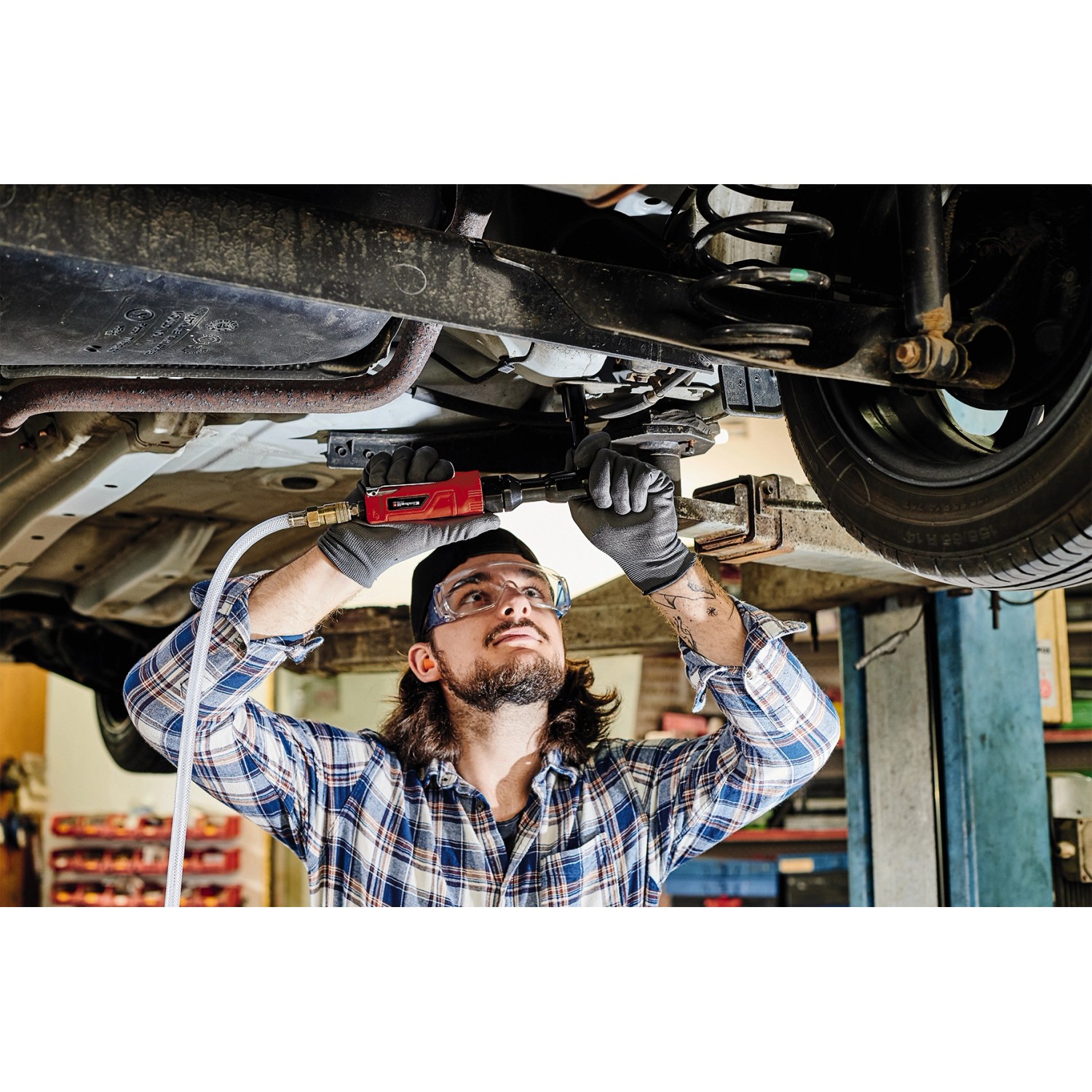 Einhell Druckluft-Ratschenschrauber TC-PR 68 im Einsatz unter einem Auto. Zubehör für Kompressoren.