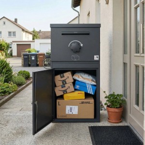 Dunkelgraue My Parcel Box Imperator XXL Paketbox mit geöffneter Tür, gefüllt mit großen Paketen vor einem Haus.