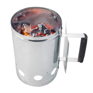 Anzündkamin aus Metall mit Kunststoffgriff und glühenden Kohlen für schnelles Anzünden.