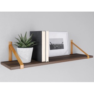 Dunkelbraunes MDF-Wandregal Oldham mit goldfarbenen Halterungen, dekoriert mit Pflanze, Büchern und Bilderrahmen.