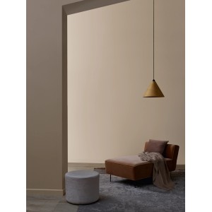 Raum in Powder Brush No. 557: Wandfarbe von ELLE DECORATION by Crown, Sessel, Lampe und Teppich.