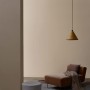 Raum in Powder Brush No. 557: Wandfarbe von ELLE DECORATION by Crown, Sessel, Lampe und Teppich.