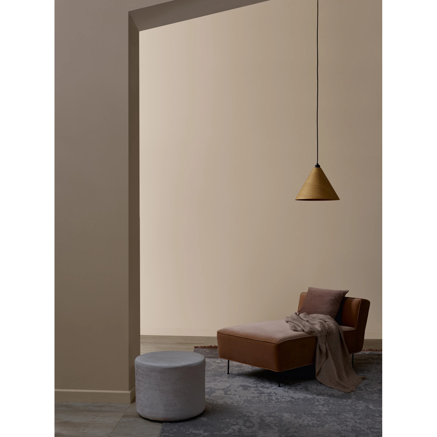 Raum in Powder Brush No. 557: Wandfarbe von ELLE DECORATION by Crown, Sessel, Lampe und Teppich.