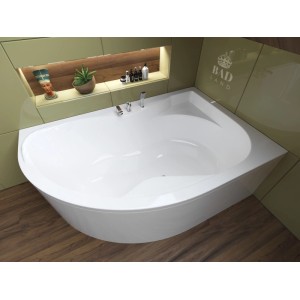 Weiße KOLMAN Acryl-Eckbadewanne 170x110 cm rechts im modernen Bad mit Armaturen. Für entspannende Bäder.