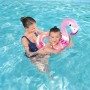 Mädchen mit Bestway Schwimmring (Flamingo) im Pool. Glitzernder Schwimmreifen mit Tierkopf.
