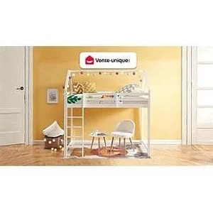 Weißes Vente-unique Hausbett Tarzia aus Kiefernholz, 90x190 cm, mit Leiter und Spielbereich im Kinderzimmer.