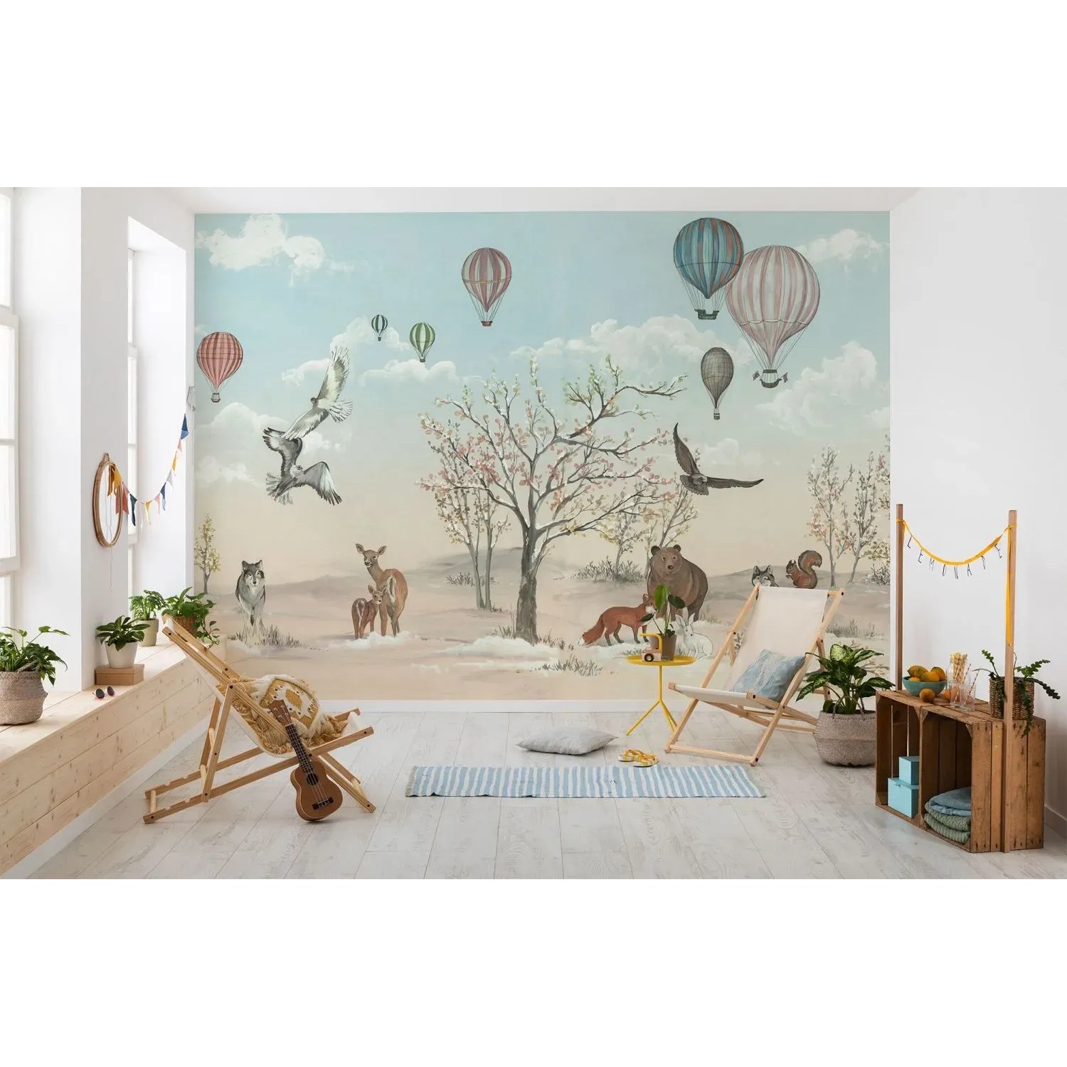 Komar Fototapete mit Heißluftballons in Blau und Beige im Kinderzimmer.