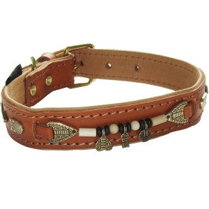 Cognacfarbenes Heim Hundehalsband Buffalo, 25mm breit, mit Ziernieten und Anhängern.