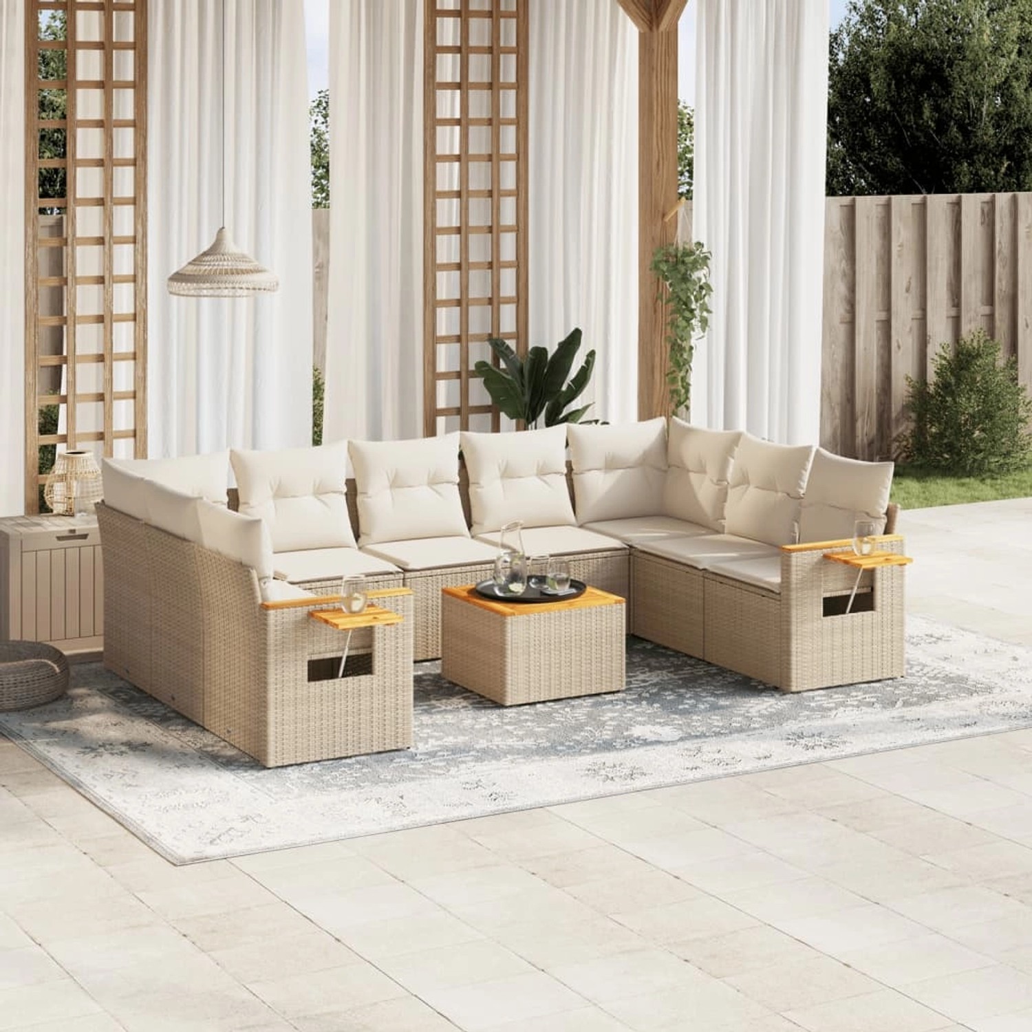 Beige 10-tlg. Garten-Sofagarnitur aus Rattan mit cremefarbenen Kissen und Akazientisch.