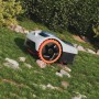 Segway Navimow i206E AWD Mähroboter für 600 m² Rasenfläche im Einsatz auf einer Rasenfläche mit leichter Steigung.