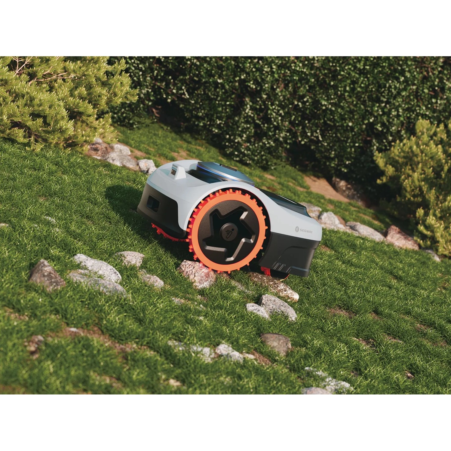 Segway Navimow i206E AWD Mähroboter für 600 m² Rasenfläche im Einsatz auf einer Rasenfläche mit leichter Steigung.