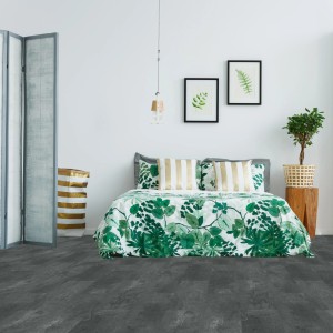 Verlegter Click-Vinylboden Bergamo Naturstein im Schlafzimmer mit Bett und Dekoration.
