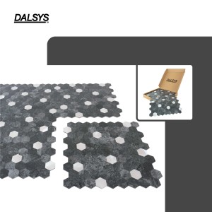 Selbstklebende Mosaikfliesen im Hexagon Design, anthrazit und silberfarben.