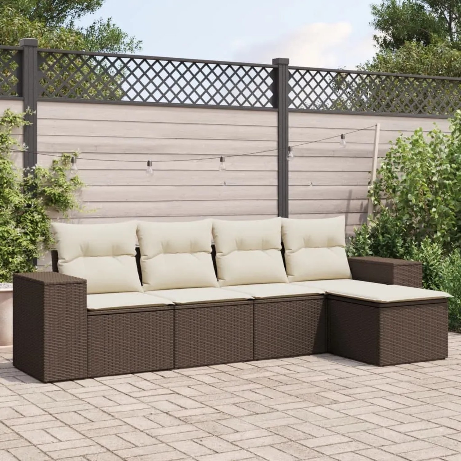 Braune 5-tlg. vidaXL Garten-Sofagarnitur aus Rattan mit cremefarbenen Kissen für Terrasse und Garten.