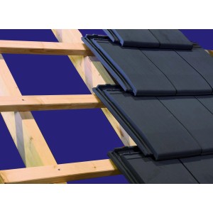 Skan Holz Carport Schwarzwald: Detailansicht der Dachlattung mit Dachziegeln.