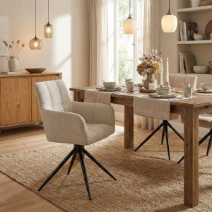 Cremefarbener drehbarer Esszimmerstuhl Jonah aus Stoff mit schwarzen Metallbeinen in einem modernen Esszimmer.