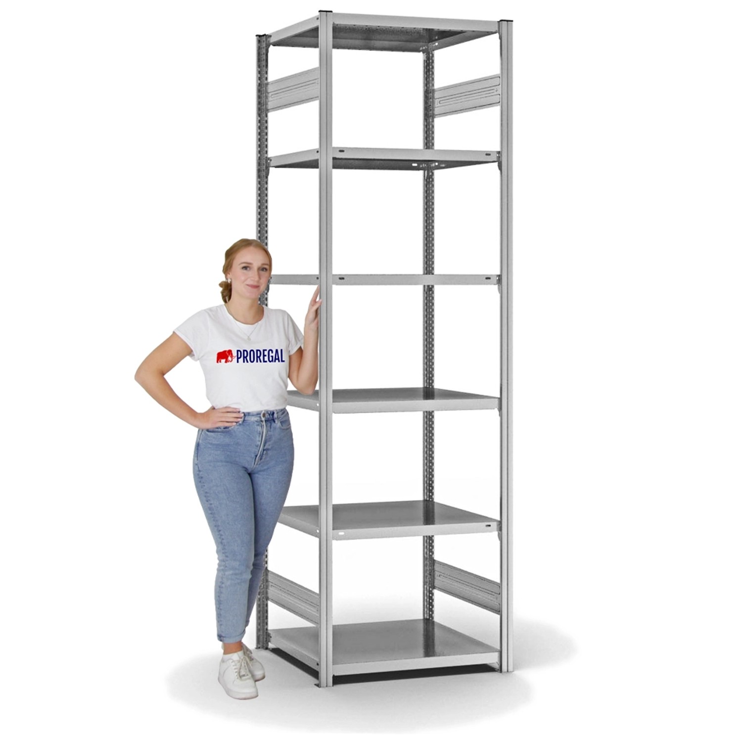 Verzinktes PROREGAL Fachbodenregal mit 6 Ebenen, beidseitig nutzbar, neben einer Frau.